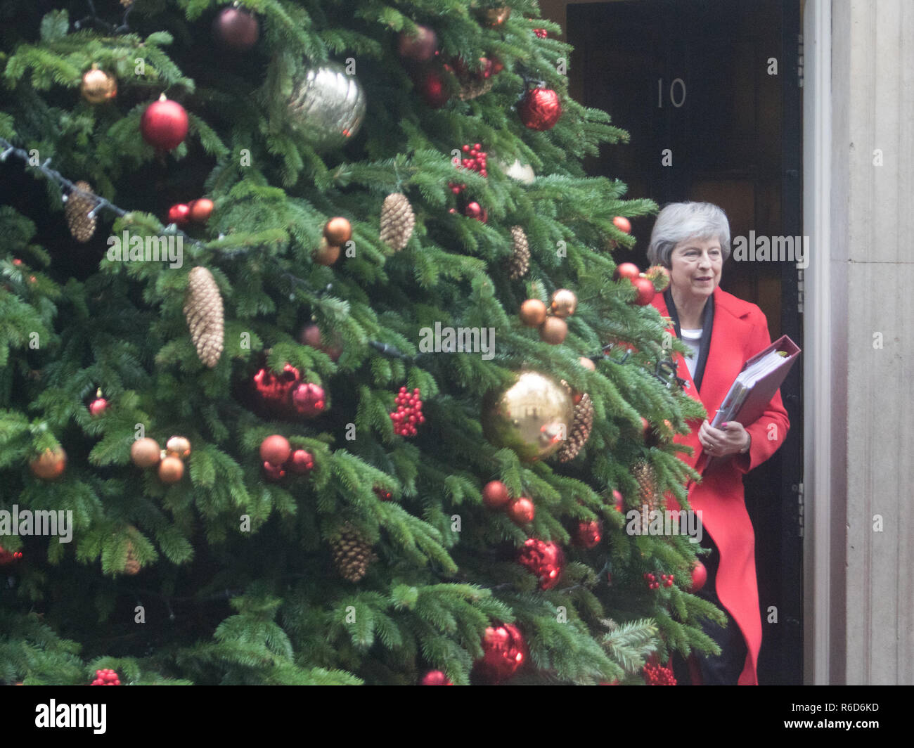 Londra, Regno Unito. 5 Dic, 2018. Il primo ministro Theresa Maggio lascia 10 di Downing Street per frequentare il settimanale di Primi Ministri domande al Parlamento un giorno dopo il governo affronta tre Brexit sconfitte e disprezzo nei confronti del Parlamento europeo dopo i Ministri hanno omesso di pubblicare il governo completo della consulenza giuridica sul credito Brexit: amer ghazzal/Alamy Live News Foto Stock