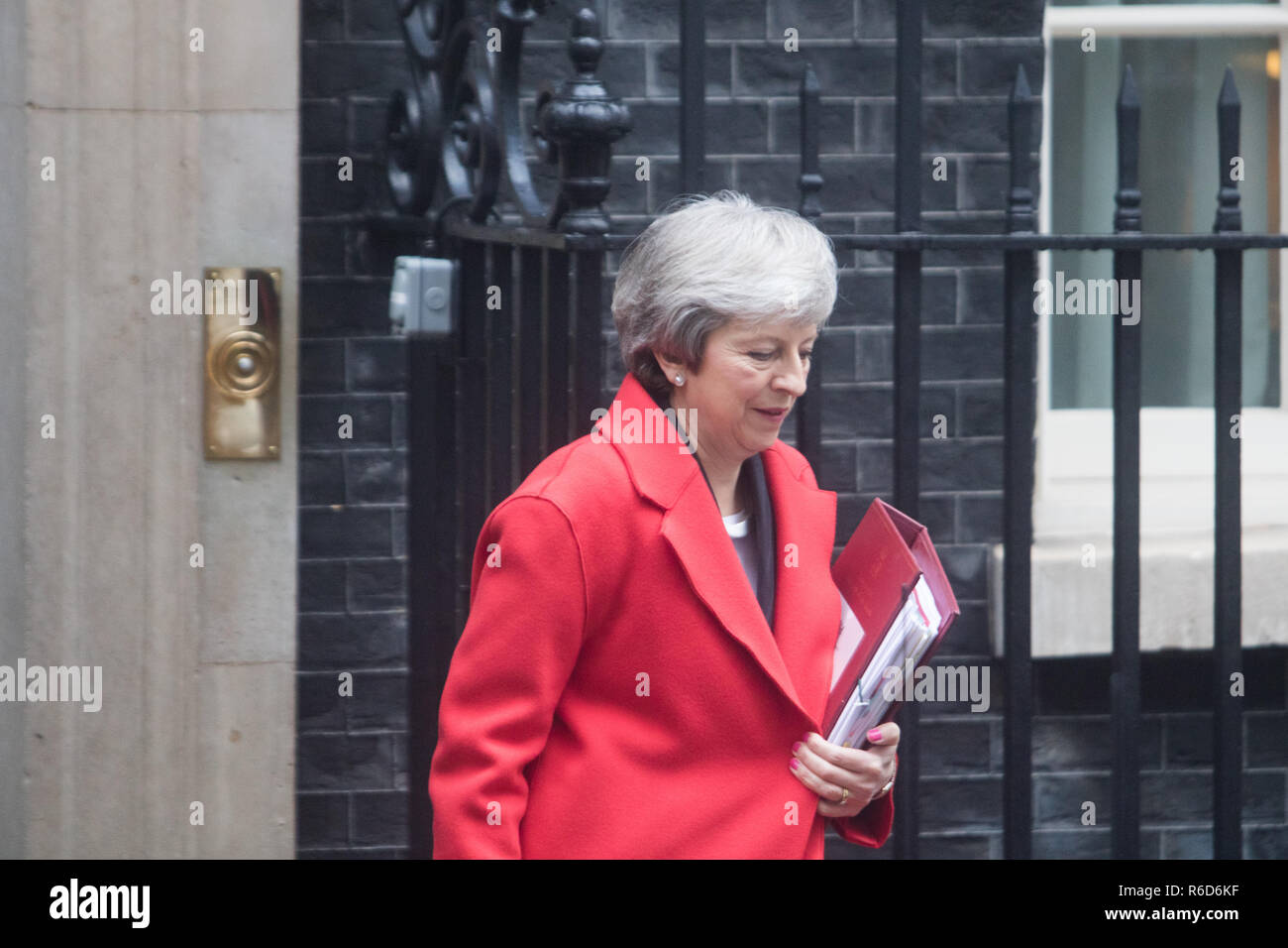 Londra, Regno Unito. 5 Dic, 2018. Il primo ministro Theresa Maggio lascia 10 di Downing Street per frequentare il settimanale di Primi Ministri domande al Parlamento un giorno dopo il governo affronta tre Brexit sconfitte e disprezzo nei confronti del Parlamento europeo dopo i Ministri hanno omesso di pubblicare il governo completo della consulenza giuridica sul credito Brexit: amer ghazzal/Alamy Live News Foto Stock