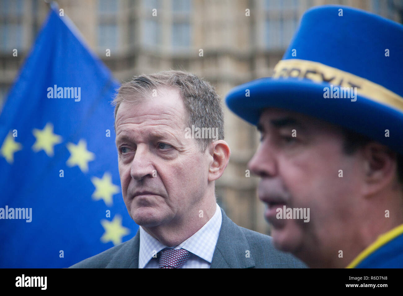 Londra REGNO UNITO. Il 5 dicembre 2018. Alastair Campbell che era la ex spin doctor e consulente del lavoro per il primo ministro Tony Blair si unisce Pro UE manifestanti da SODEM stand di Defiance Movimento europeo al di fuori del Parlamento Credito: amer ghazzal/Alamy Live News Foto Stock