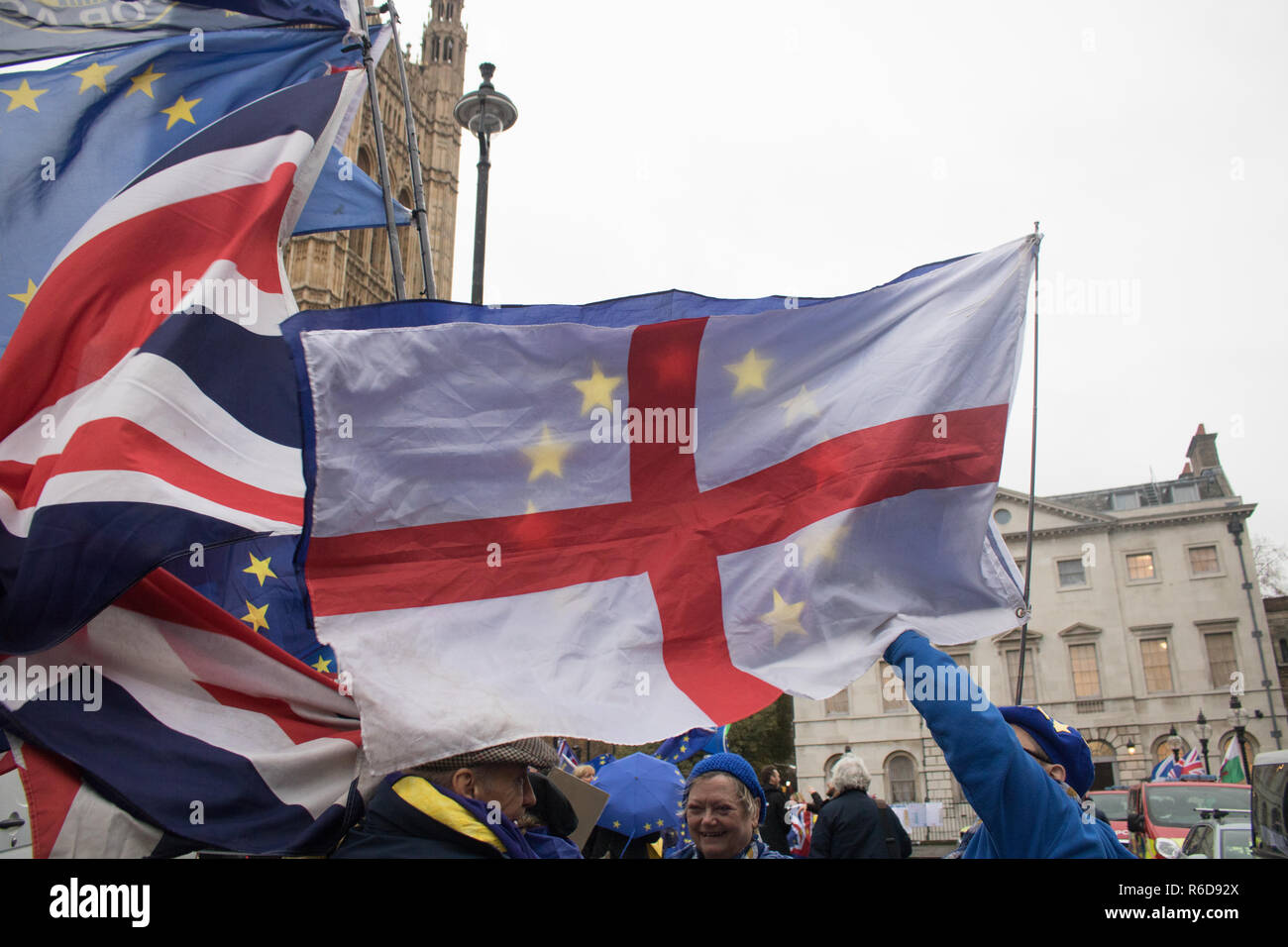 Londra REGNO UNITO. Il 5 dicembre 2018. I manifestanti da SODEM Stand di Defiance Unione europea dimostrando al di fuori del Parlamento come Pro Europa manifestanti chiedono un ultima parola su Brexit e voto popolare per decidere il futuro della Gran Bretagna Credito: amer ghazzal/Alamy Live News Foto Stock