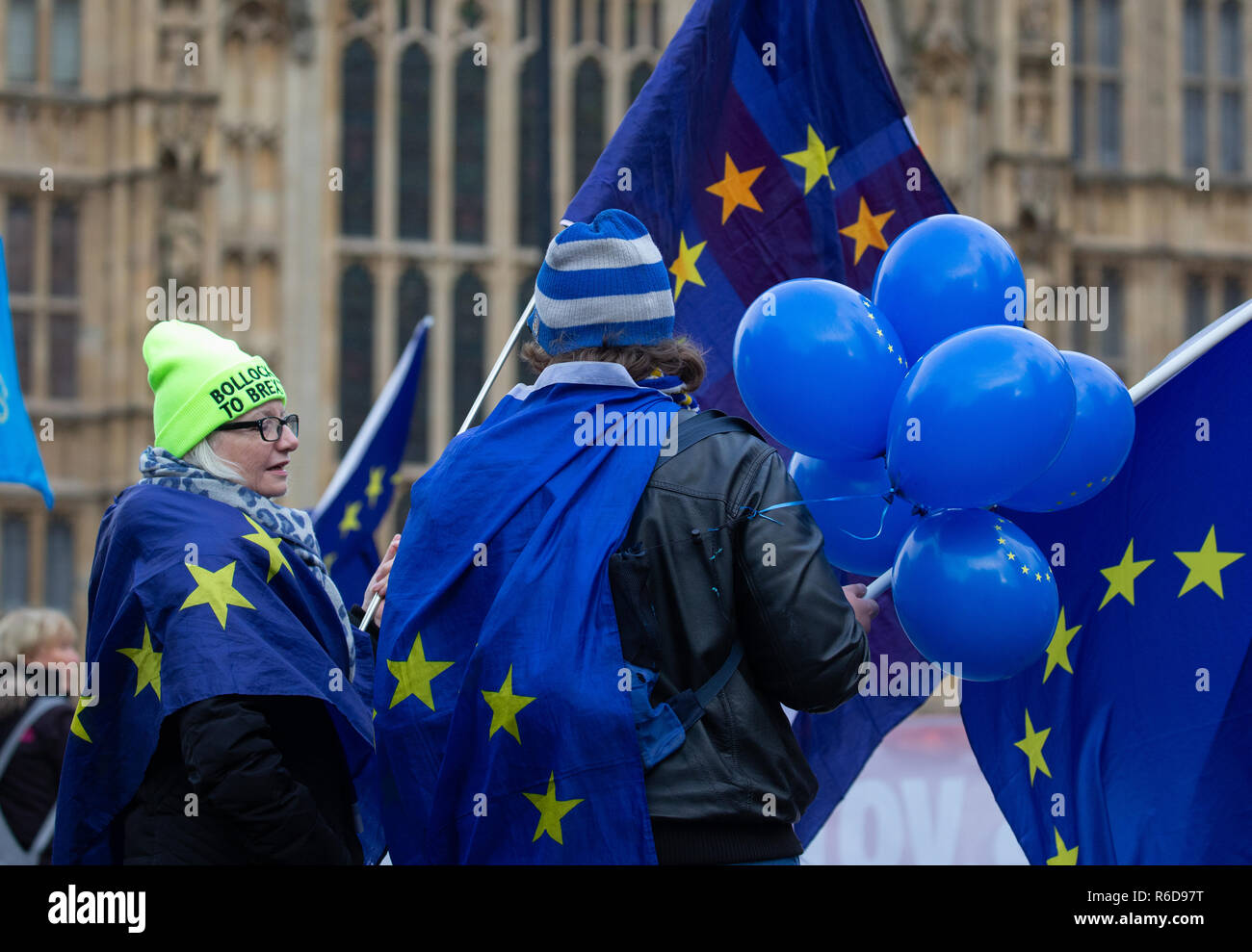 Londra, Regno Unito. 5 dicembre, 2018. Rimangono i manifestanti fuori le case del Parlamento, UK. Lasciare i manifestanti sono anche dimostrando. Theresa Maggio sta iniziando a cinque giorni di dibattito per convincere il Parlamento a votare per lei Brexit trattativa. Rimangono i manifestanti sono per chiedere un voto popolare. Credito: Tommy Londra/Alamy Live News Foto Stock