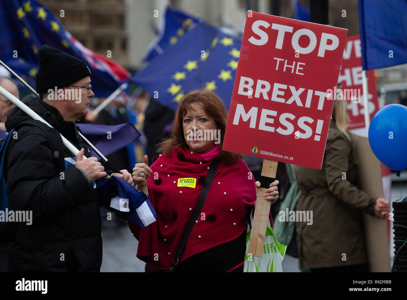 Londra, Regno Unito. 5 dicembre, 2018. Arrestare il pasticcio Brexit segno. Rimangono i manifestanti fuori le case del Parlamento, UK. Lasciare i manifestanti sono anche dimostrando. Theresa Maggio sta iniziando a cinque giorni di dibattito per convincere il Parlamento a votare per lei Brexit trattativa. Rimangono i manifestanti sono per chiedere un voto popolare. Credito: Tommy Londra/Alamy Live News Foto Stock