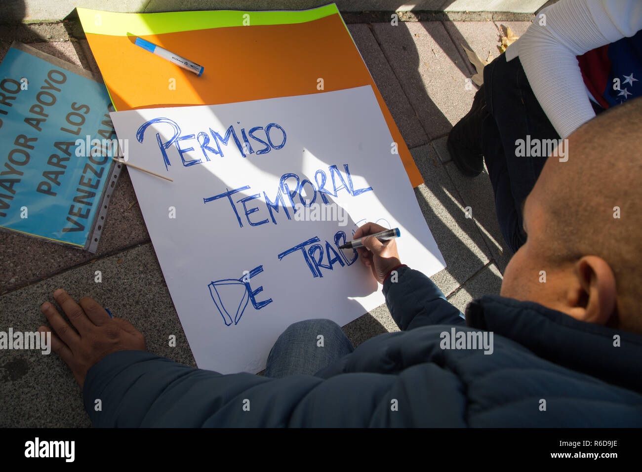 Madrid, Spagna. 5 Dic, 2018. Venezuelano immigrato visto facendo una targhetta durante la protesta.Una cinquantina di venezuelani della diaspora Venezuelana in Spagna ha richiesto un rapido processo di asilo per coloro che ''fuggiti'' dal Venezuela e per la libertà dei venezuelani a Madrid. La protesta ha visto la partecipazione di rappresentanti dei diversi gruppi di esuli come Miami o dell'opposizione dal congressista, Lester Toledo. Credito: Lito Lizana/SOPA Immagini/ZUMA filo/Alamy Live News Foto Stock