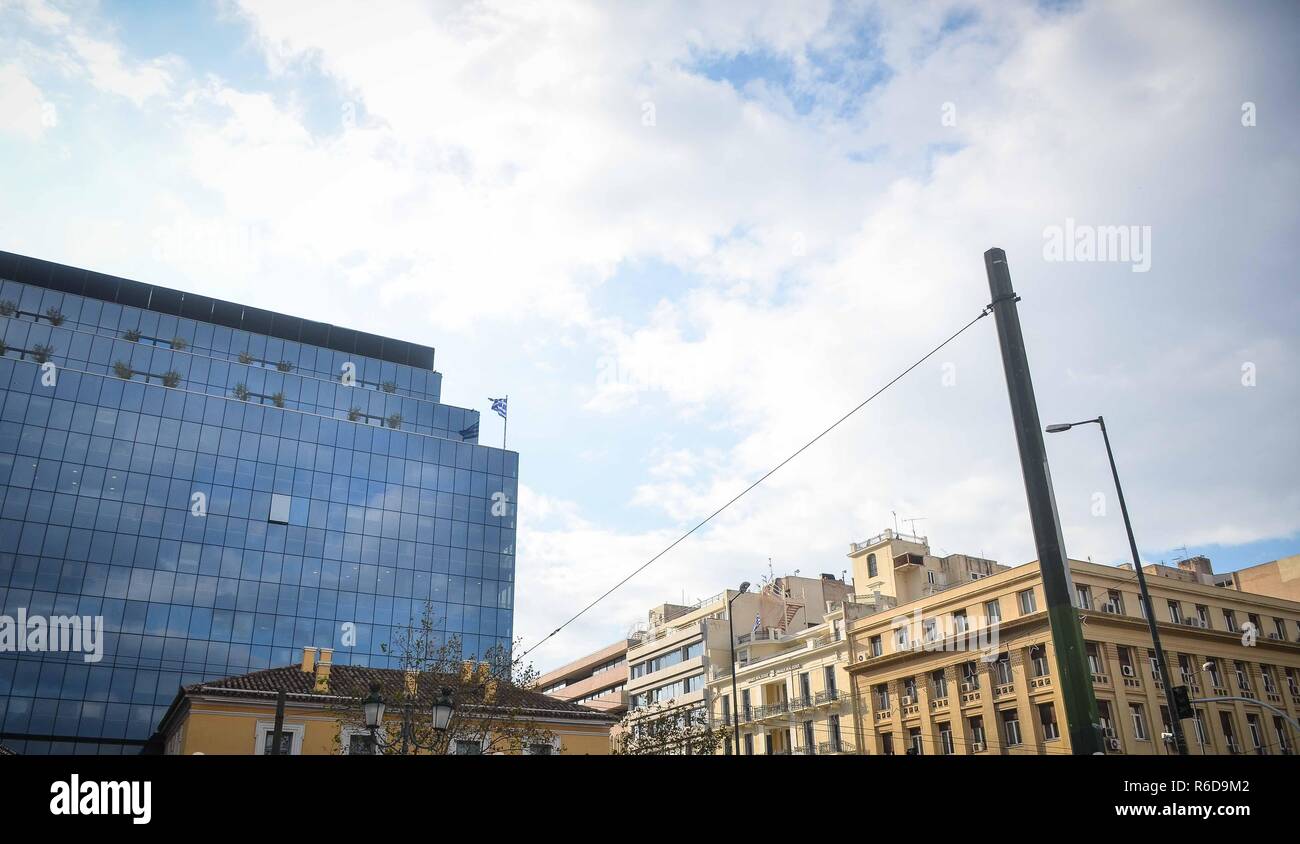 Atene, Grecia. 5 Dic, 2018. Vista generale di un edificio aziendale con un greco bandiera nazionale nel centro di Atene.?egli economia greca nel terzo trimestre di quest anno e il sesto trimestre consecutivo ha registrato una crescita del PIL al 2,2 Credito: Ioannis Alexopoulos SOPA/images/ZUMA filo/Alamy Live News Foto Stock