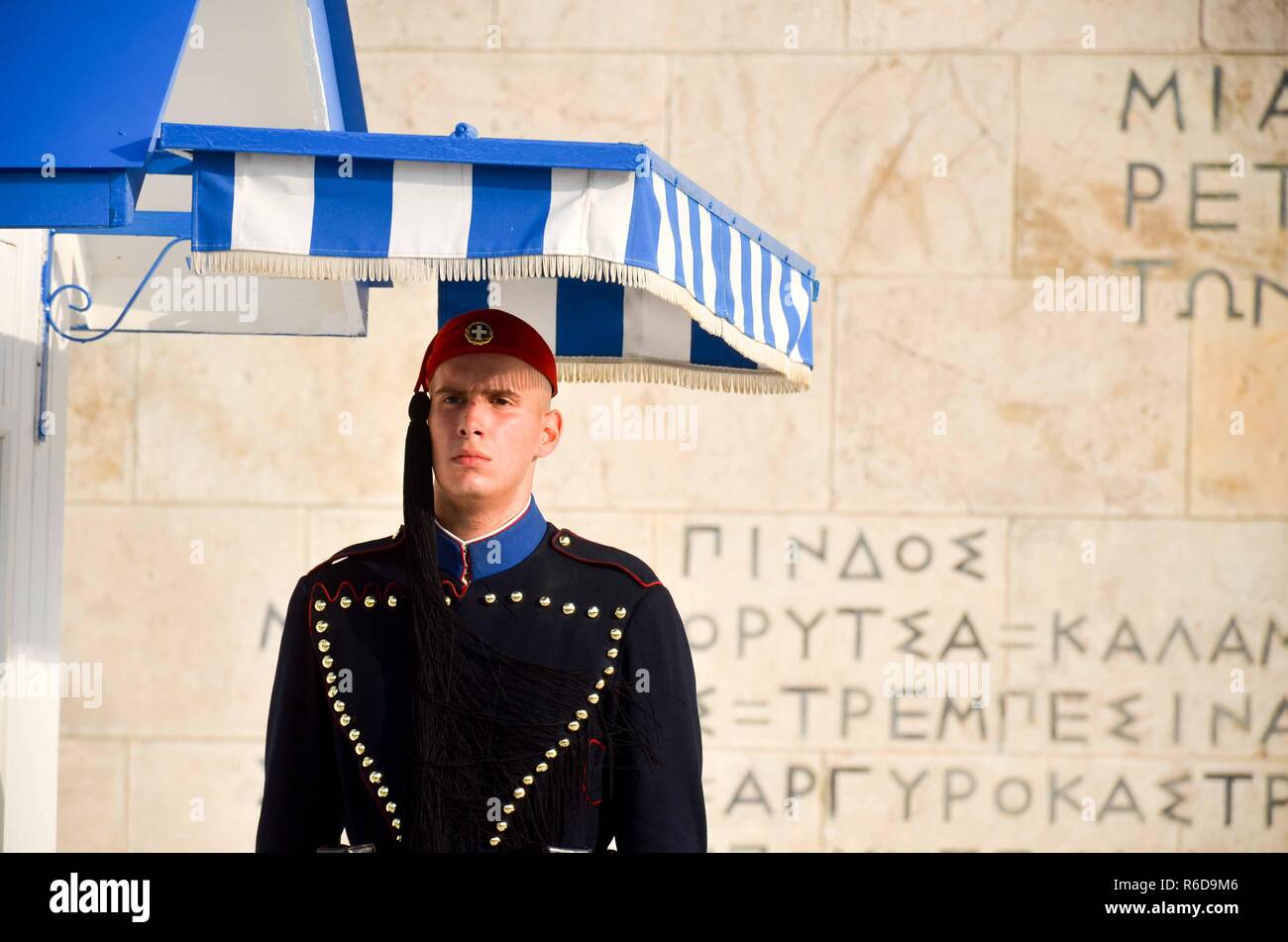 Atene, Grecia. 5 Dic, 2018. Una guardia presidenziale visto al di fuori del parlamento ellenico edificio nel centro di Atene.?egli economia greca nel terzo trimestre di quest anno e il sesto trimestre consecutivo ha registrato una crescita del PIL al 2,2 Credito: Ioannis Alexopoulos SOPA/images/ZUMA filo/Alamy Live News Foto Stock
