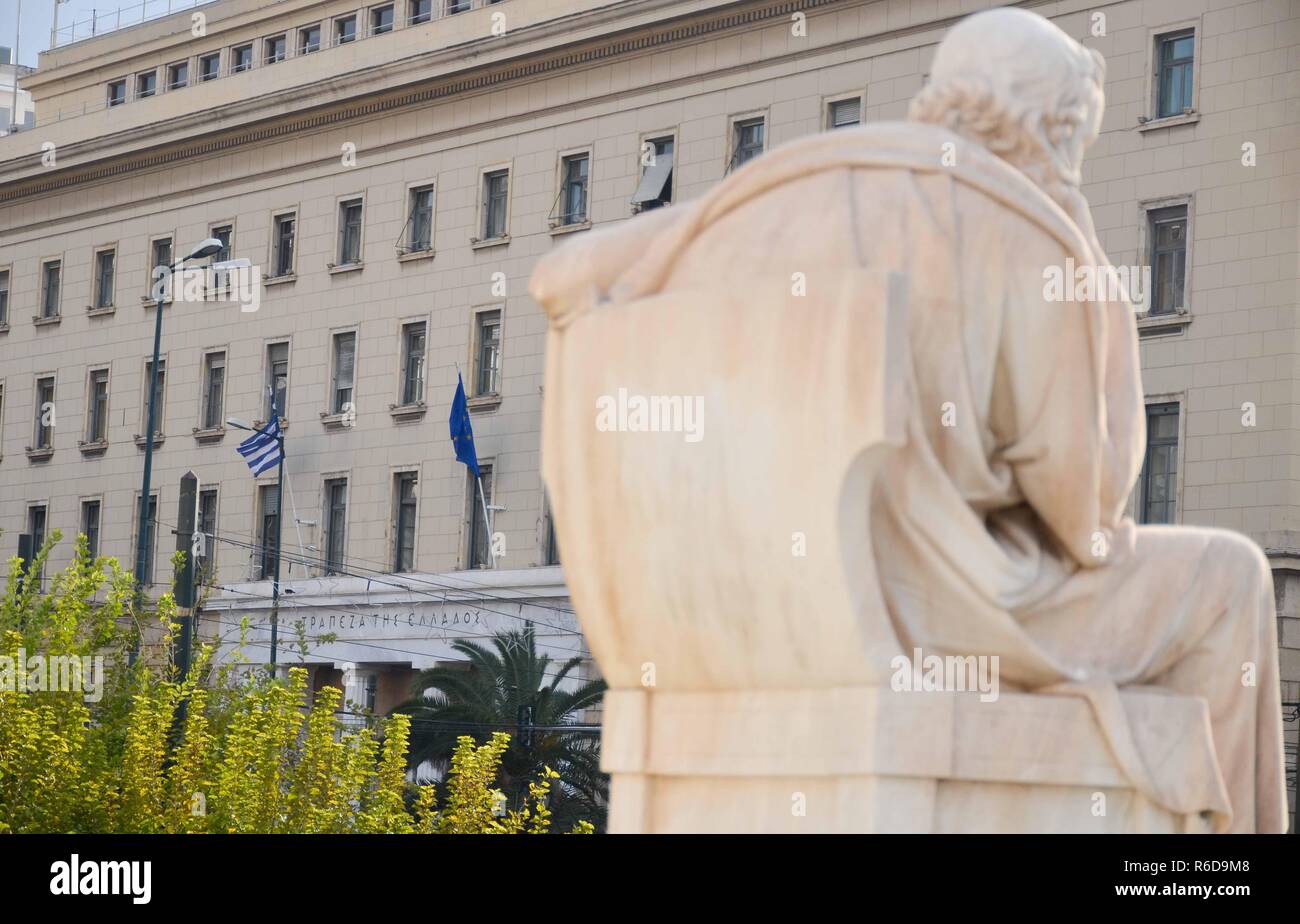 Atene, Grecia. 5 Dic, 2018. Una vista generale della sede centrale della Banca di Grecia ad Atene.?egli economia greca nel terzo trimestre di quest anno e il sesto trimestre consecutivo ha registrato una crescita del PIL al 2,2 Credito: Ioannis Alexopoulos SOPA/images/ZUMA filo/Alamy Live News Foto Stock