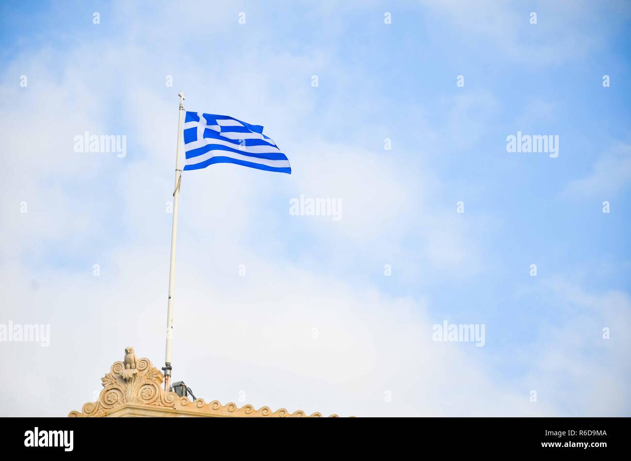Atene, Grecia. 5 Dic, 2018. Il Greco bandiera nazionale visto volare al di sopra del parlamento ellenico edificio nel centro di Atene.?egli economia greca nel terzo trimestre di quest anno e il sesto trimestre consecutivo ha registrato una crescita del PIL al 2,2 Credito: Ioannis Alexopoulos SOPA/images/ZUMA filo/Alamy Live News Foto Stock