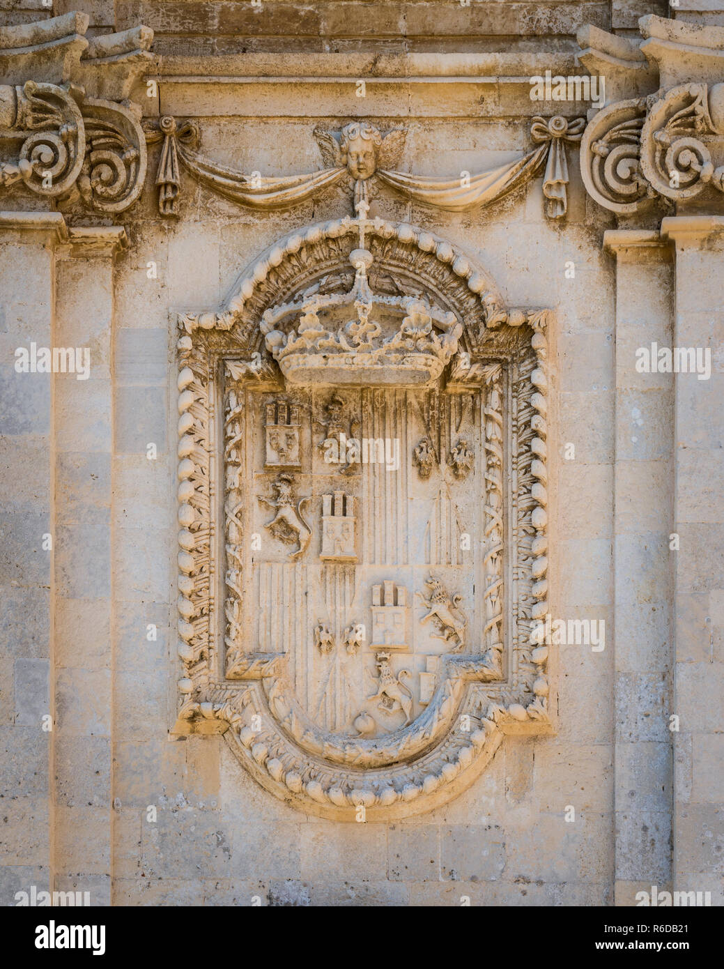 Dettaglio della facciata della chiesa di Santa Lucia alla Badia a Siracusa città vecchia (Ortigia). La Sicilia Il sud dell'Italia. Foto Stock