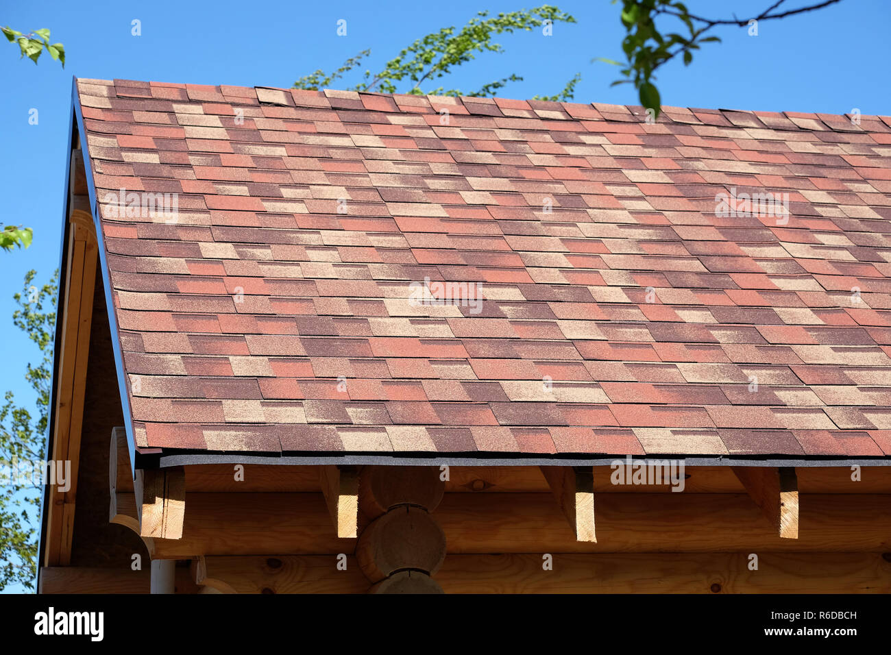 Nuova casa suburbana da registri liscia e morbida motley tetto tegola nella soleggiata giornata estiva vista laterale vista dettagliata Foto Stock