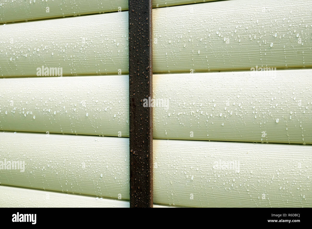Parete edilizia finito con beige pannelli di parteggiare per proteggere la casa da cattive condizioni atmosferiche la foto in orizzontale Foto Stock