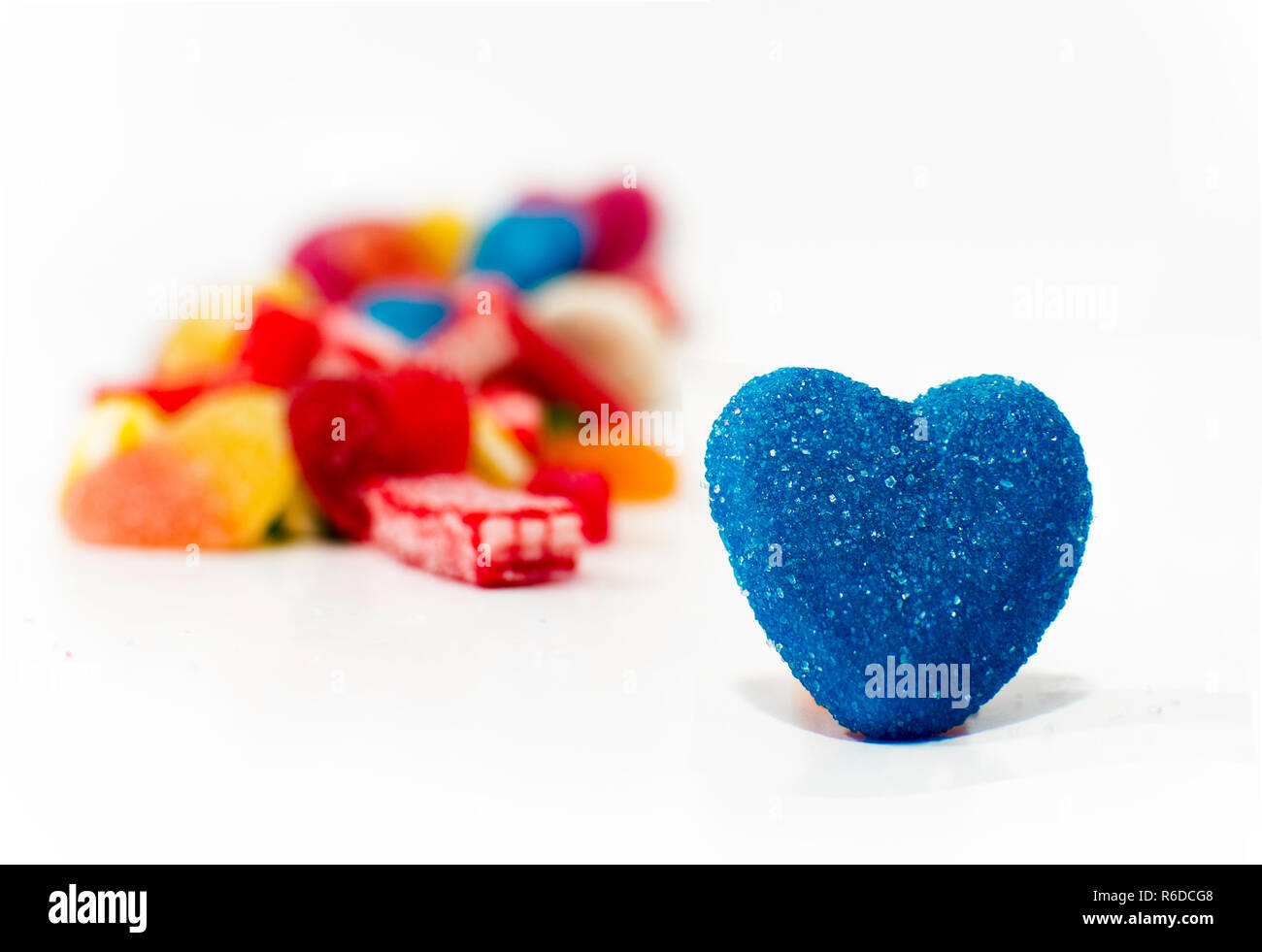 Candy Valentines cuori. Misto caramelle colorate isolati su sfondo bianco. Close up. Foto Stock