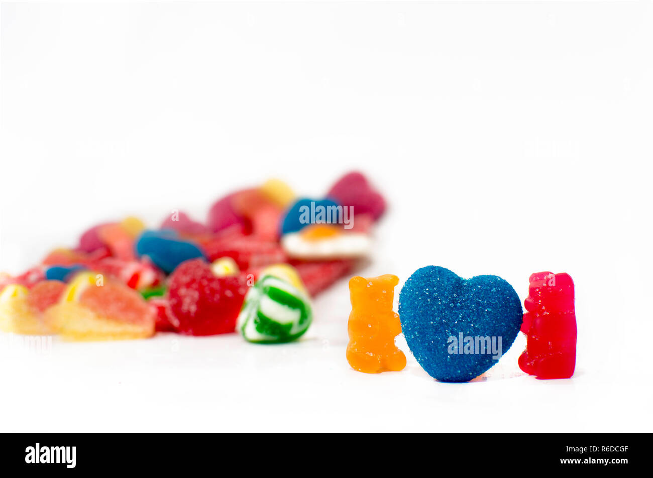 Candy Valentines cuori. Misto caramelle colorate isolati su sfondo bianco. Close up. Foto Stock