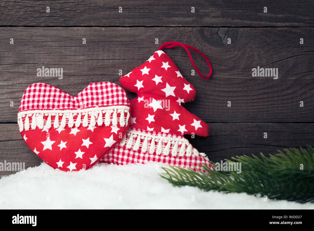 Decorazione di Natale sulla neve su sfondo di legno Foto Stock