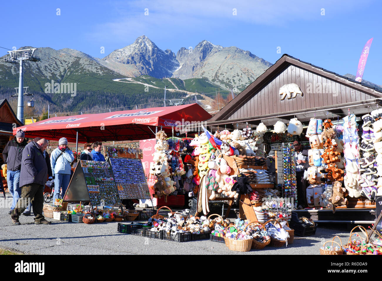 Tatranska Lomnica, Slovacchia, 17 novembre 2018, Tatranska Lomnica Città, vendita di souvenir tradizionali da Tatry Foto Stock