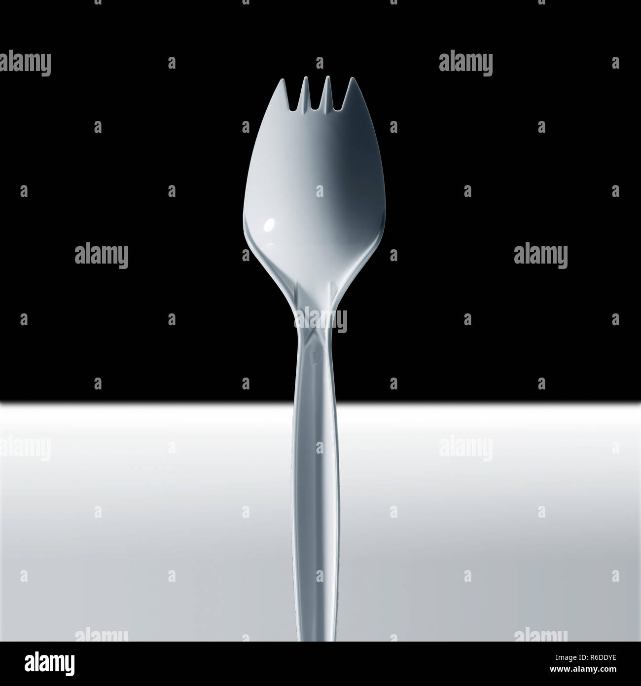 Immagine ritagliata di plastica monouso forcella, superficie bianca, sfondo nero Foto Stock