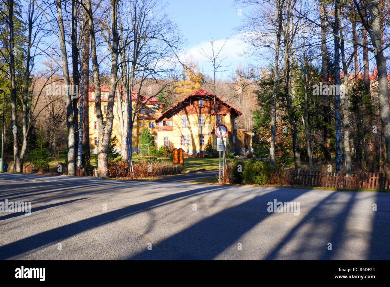 Tatranska Lomnica, Slovacchia, 17 novembre 2018, Tatranska Lomnica città, il parco, zona relax Foto Stock