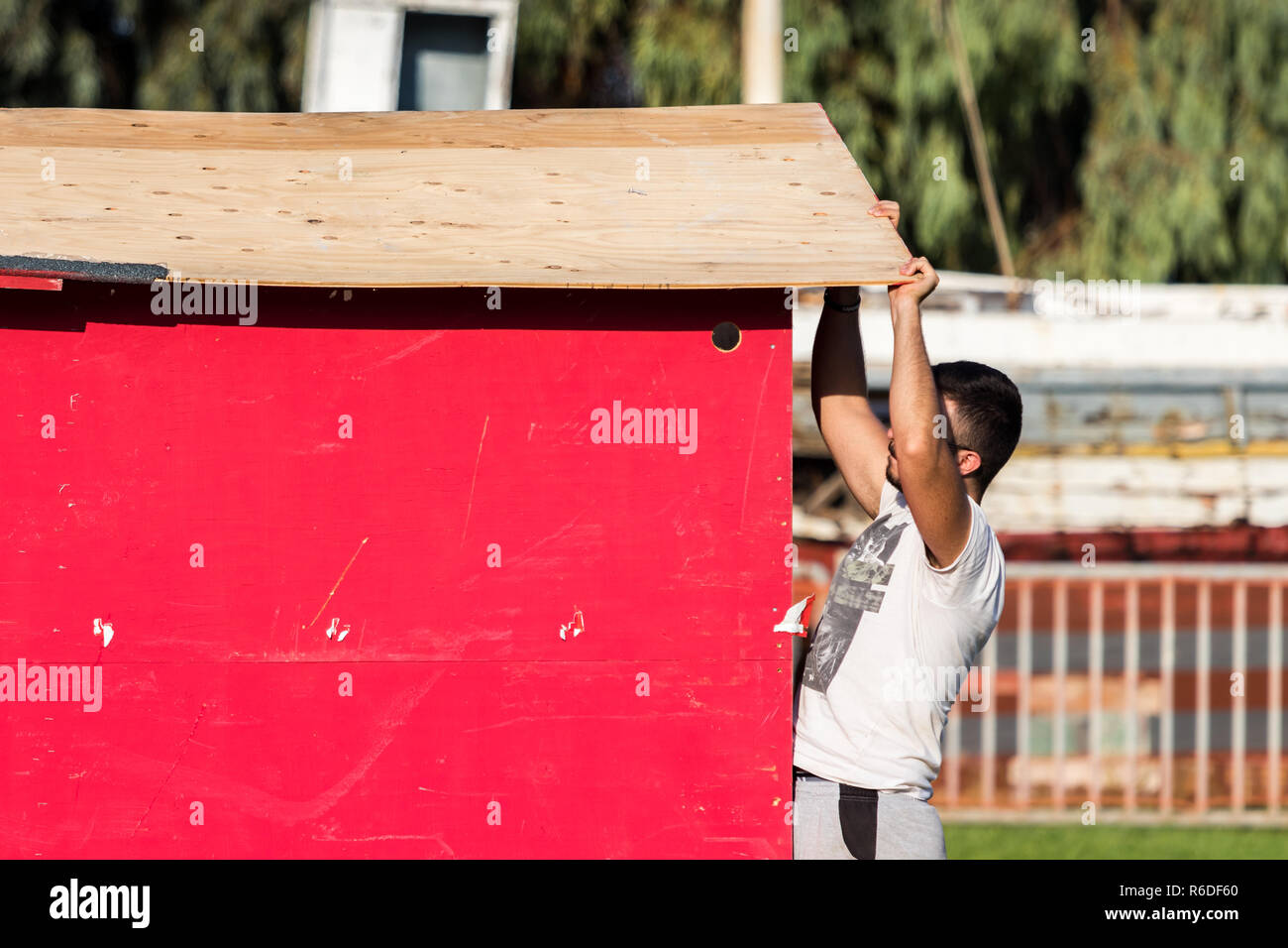 Heraklion, Grecia - Ottobre 6th, 2018: un lavoratore di sesso maschile - falegname di assemblare il tetto delle cabine di legno compensato in Heraklion, Grecia. Foto Stock