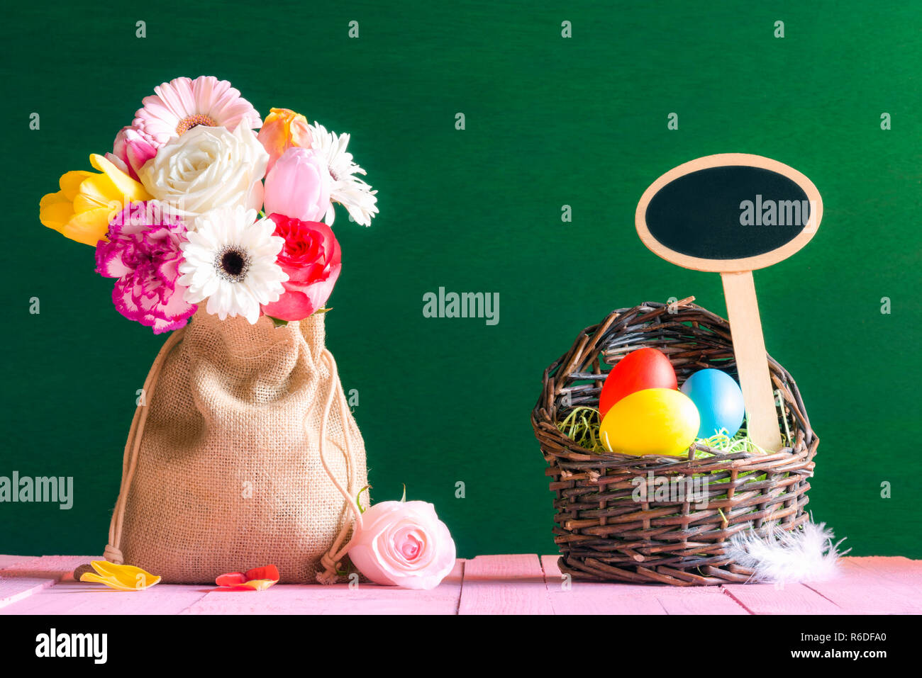 Fiori e uova di Pasqua con un banner Foto Stock