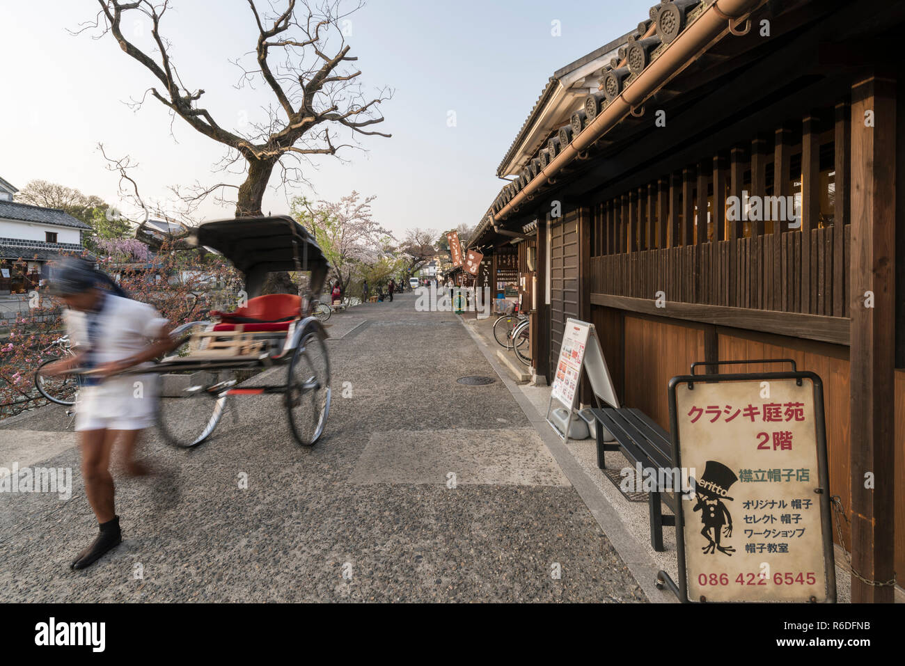 Driver Ricksaw nel Bikan quartiere storico, Kurashiki, Giappone Foto Stock