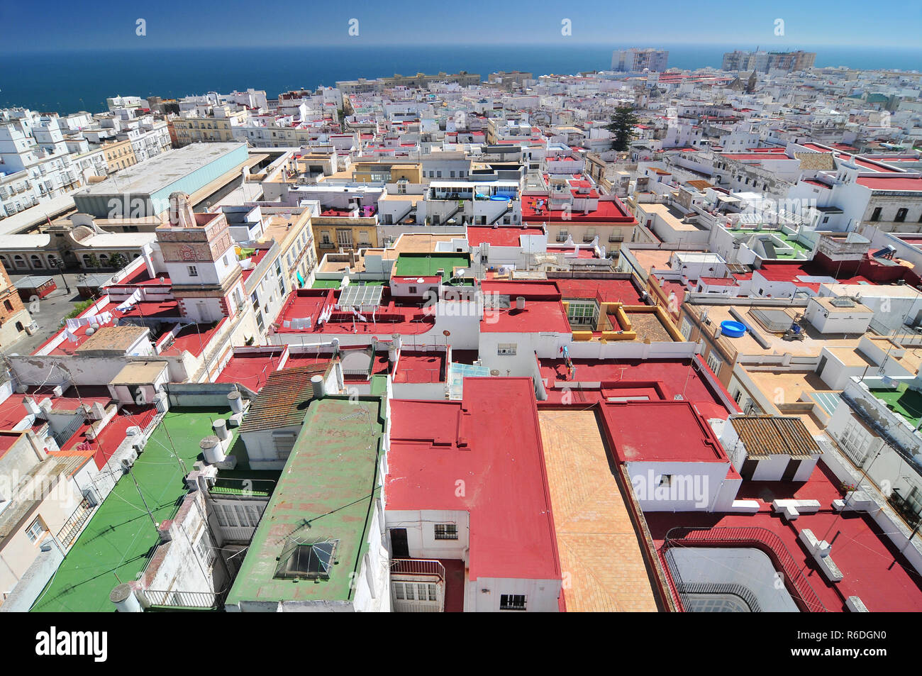 Vista dalla Torre Tavira torre per tetti colorati di Cadice, Costa de la Luz, Andalusia, Spagna Foto Stock