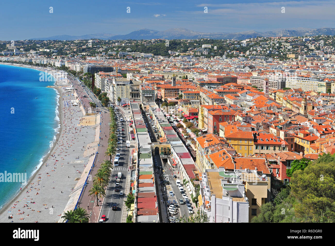 Promenade Des Anglais, le Marche aux fleurs e la città di Nizza dal Parc de Colline Du Chateau Foto Stock