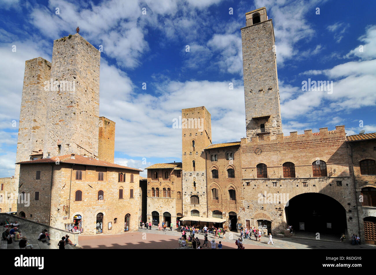 Le torri Salvucci, il Palazzo del Podestà e Torre Grossa, Piazza del Duomo, San Gimignano, Toscana, Italia Foto Stock