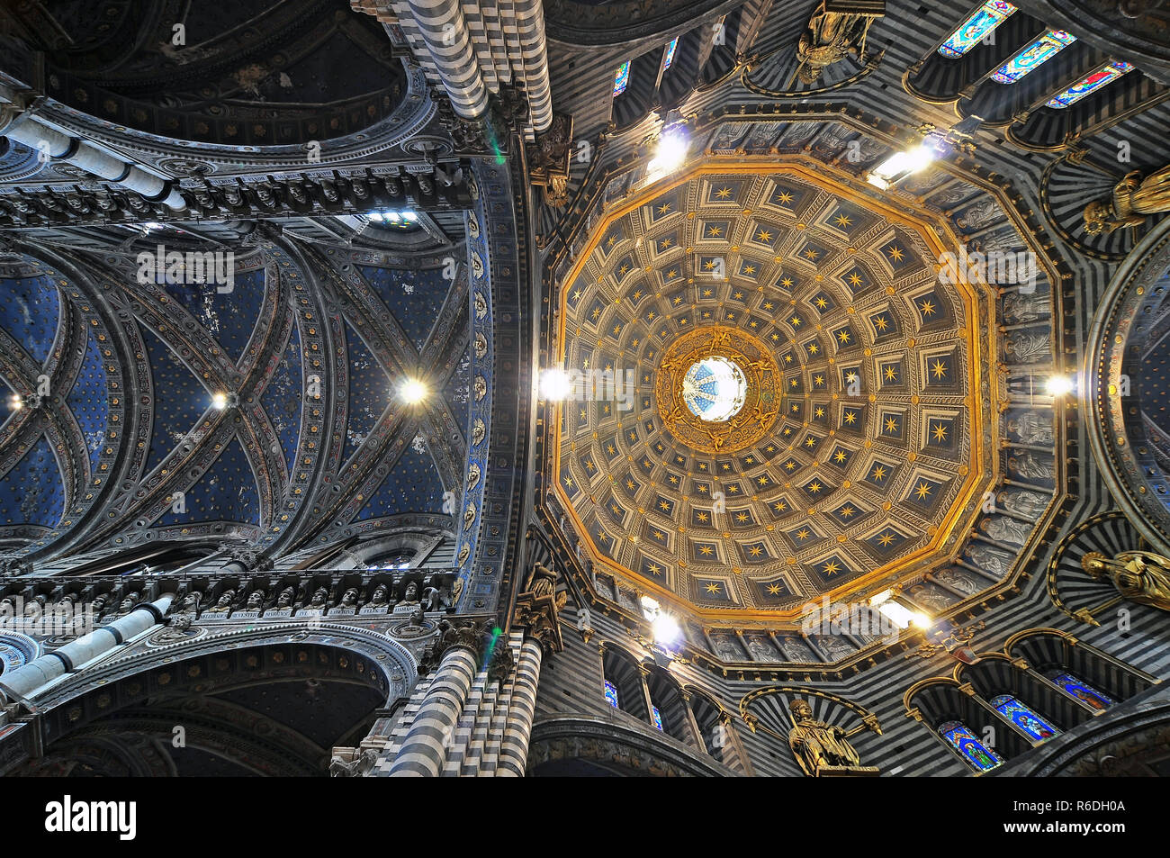Guardando verso l'alto all'interno della cupola della Cattedrale dell'Assunta (la Cattedrale di Santa Maria Assunta nella Piazza del Duomo di Siena Inb, Foto Stock