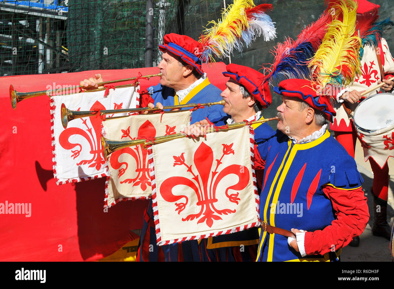 Il Calcio Storico cerimonia di apertura per la partita di calcio storico presso la Piazza di Santa Croce a Firenze, Italia Foto Stock