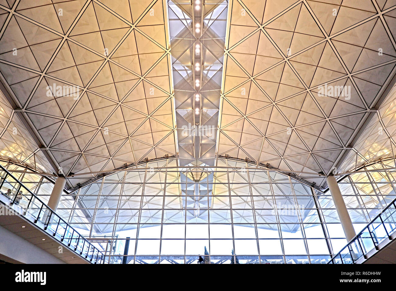 L'interior design di architettura di Hong Kong international airport edificio del terminal principale Foto Stock