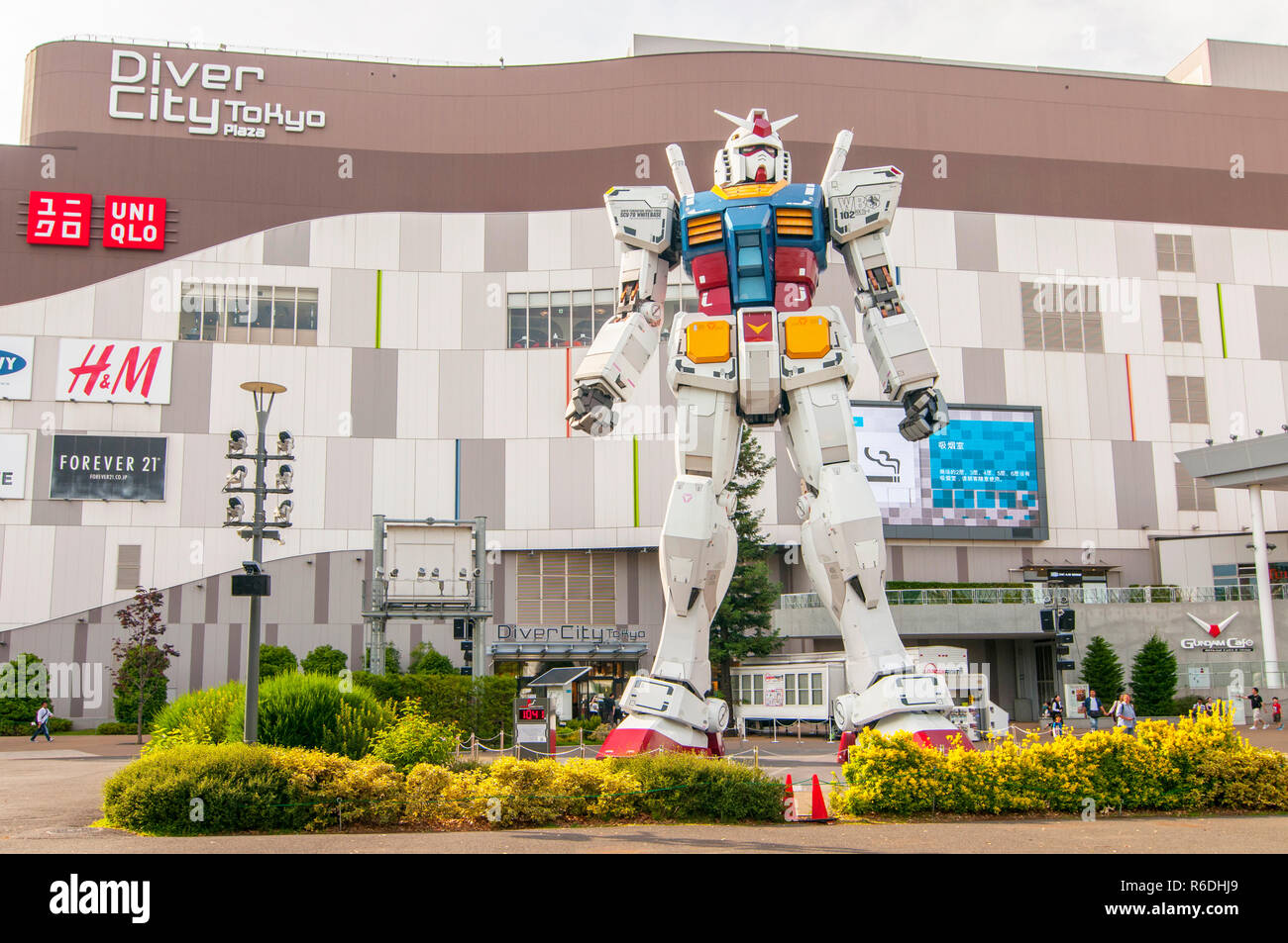 Dimensioni intere Mobile Suit Gundam RX-78 Replica mostra fuori Divercity Tokyo Plaza, Odaiba Foto Stock