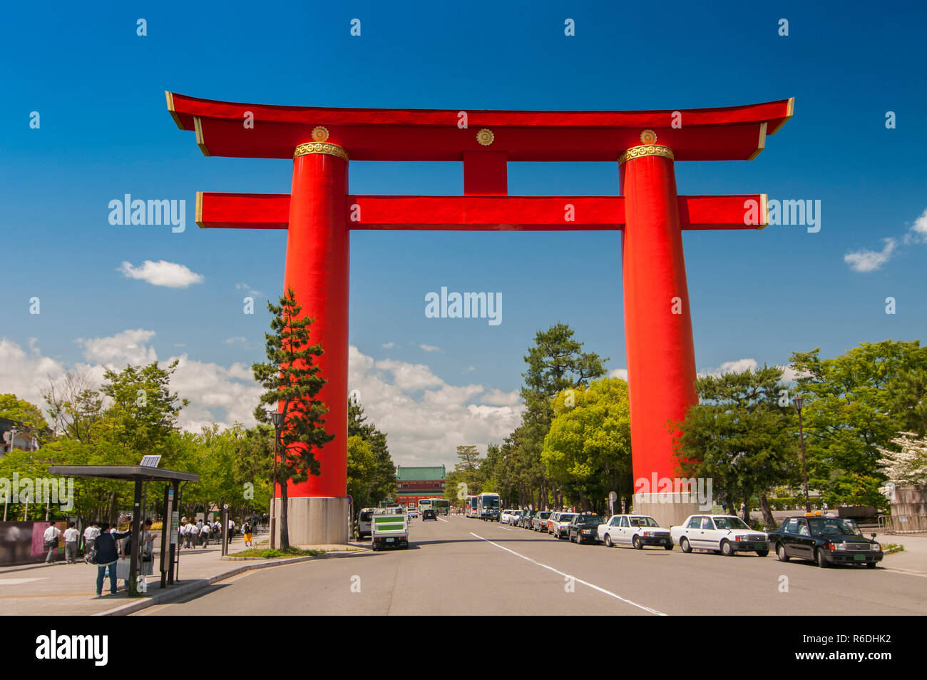 Red Torii di Heian Jingu sotto il cielo blu a Kyoto in Giappone Foto Stock