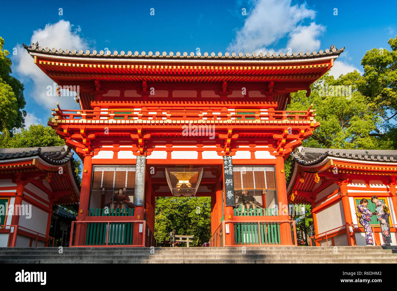 Cancello principale di Yasaka jinja sacrario È un sacrario scintoista nel quartiere di Gion a Kyoto, Giappone Foto Stock