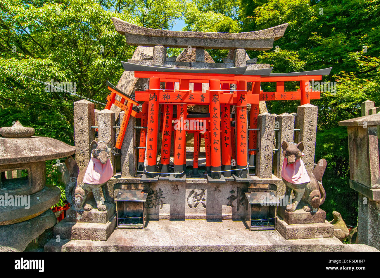 Un Santuario con Fox sculture e Red Torii Gate Offerte presso Fushimi-Inari Taisha Scintoismo tempio Kyoto, Giappone Foto Stock