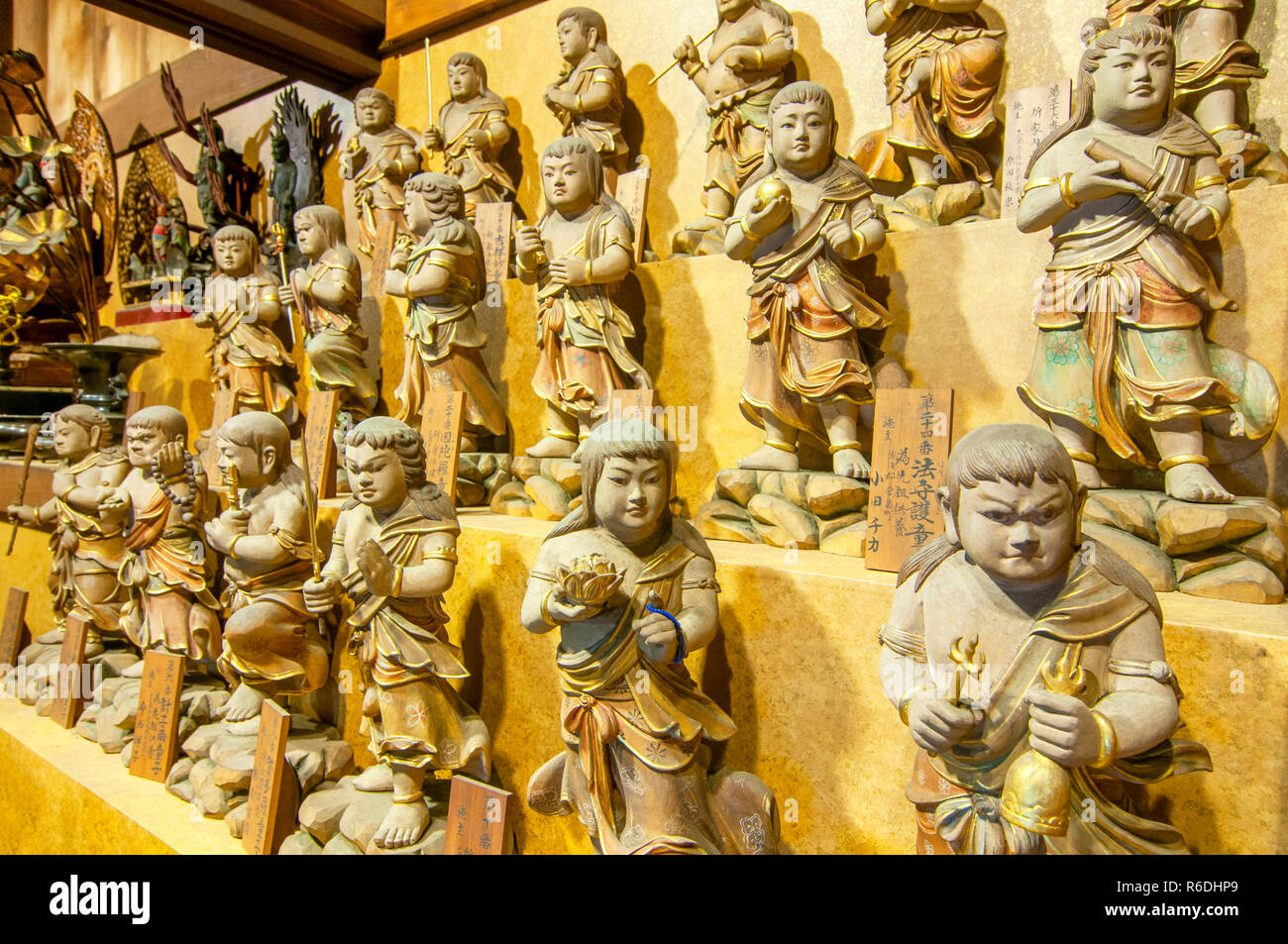 Piccole casette di legno statue intagliate dell'Acala al tempio Daisho-In, Miyajima in Giappone Foto Stock