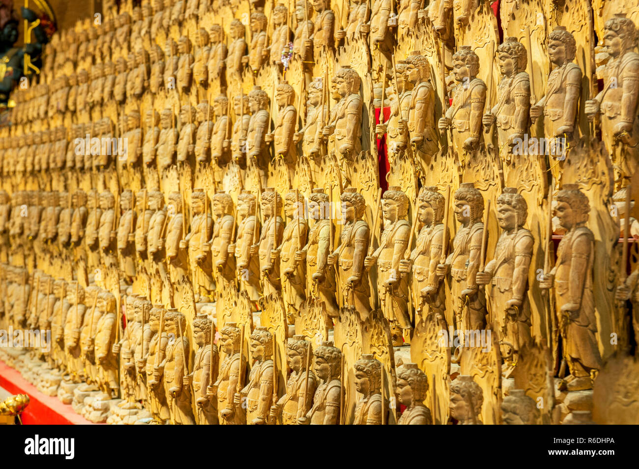 Piccole casette di legno statue intagliate dell'Acala al tempio Daisho-In, Miyajima in Giappone Foto Stock
