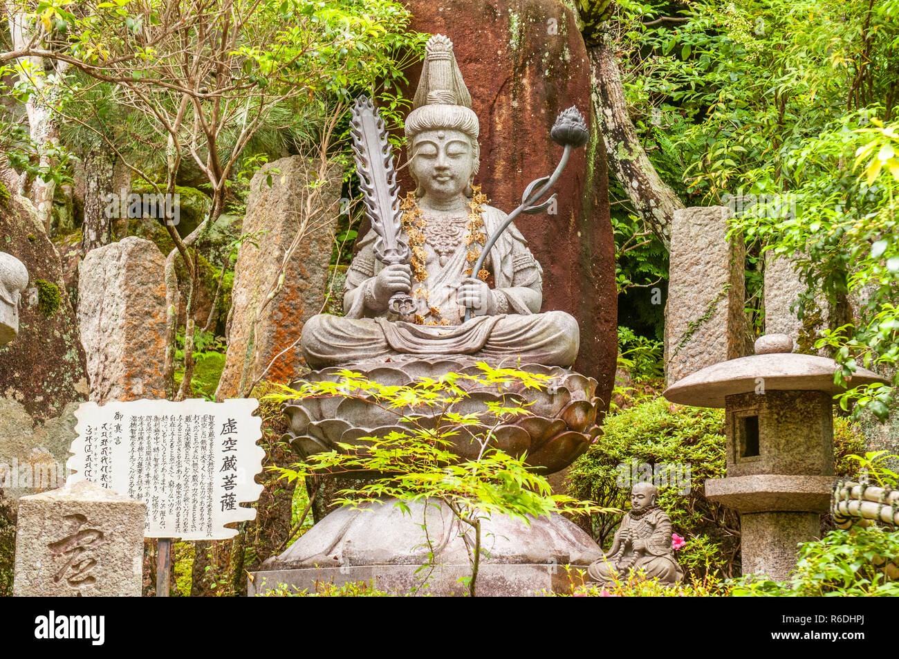 Budda statua è pacificamente al Daisho nel tempio di Miyajima in Giappone Foto Stock