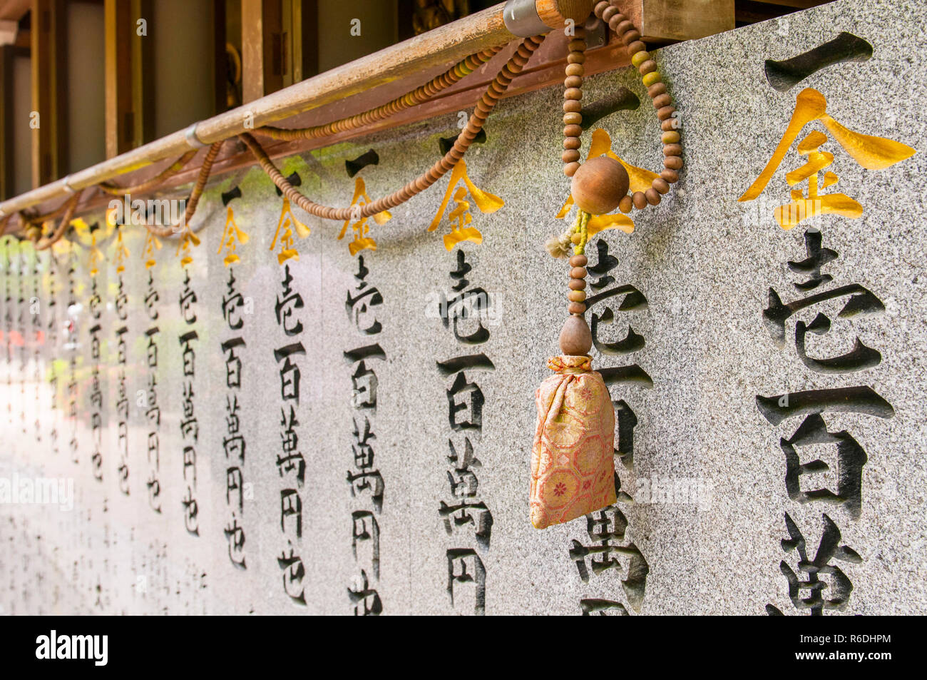 Iscrizioni su pietre, Daisho-In tempio, Miyajima, Honshu, Giappone Foto Stock
