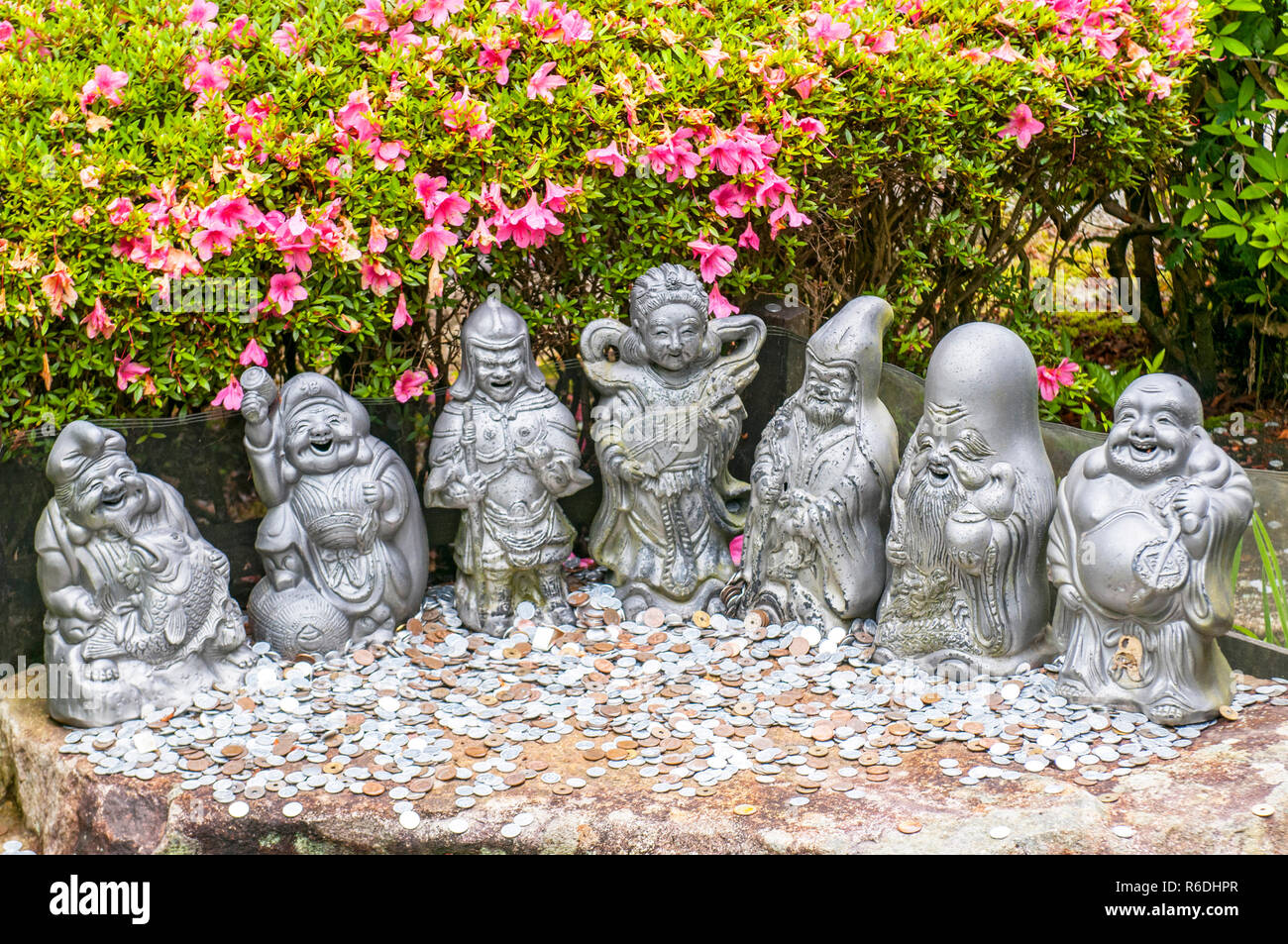 Shichifukujin, sette fortunato dèi, statue in piedi sulla roccia nel Tempio Daisho-In Miyajima, Giappone Foto Stock