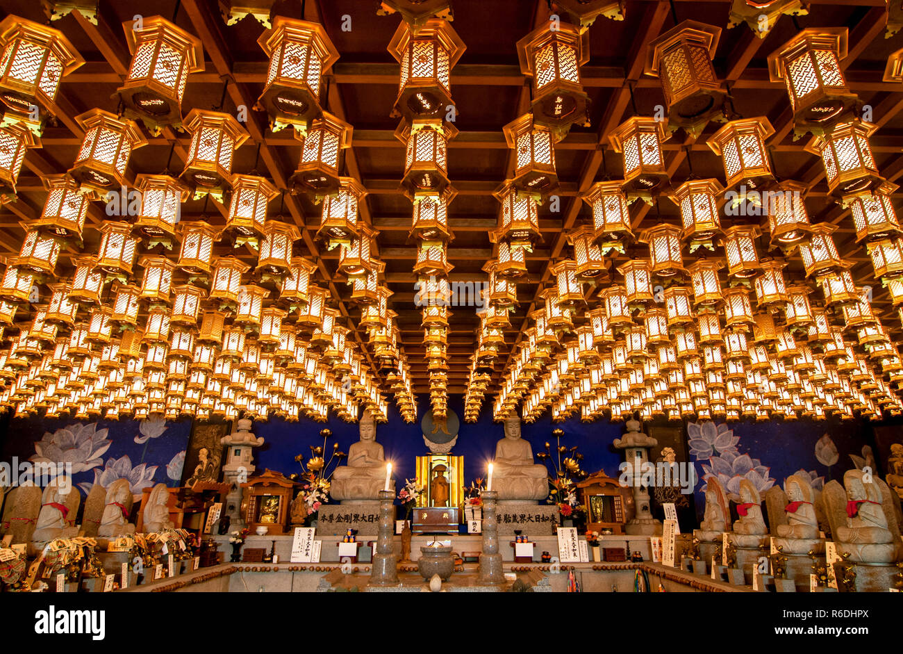 La caverna di illuminazione universale, Statua del Buddha e la Lanterna sul soffitto in Daisho-In tempio sul Monte Misen nell'isola di Miyajima Hiroshima Foto Stock