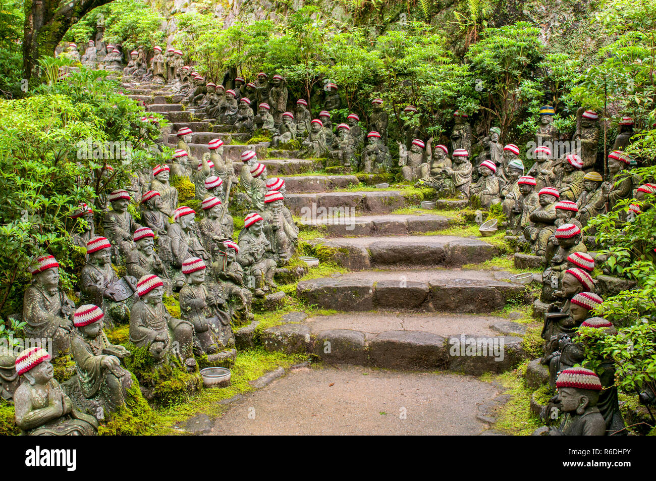 L'isola di Miyajima, Hiroshima, Giappone presso il Buddha rivestita Pathways alla Daisho-In tempio motivi Foto Stock