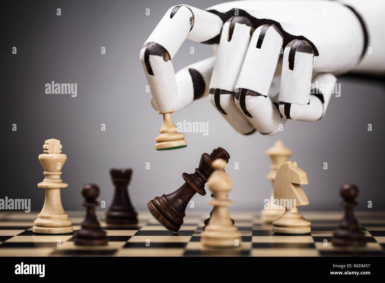 Robot hand playing chess immagini e fotografie stock ad alta risoluzione -  Alamy