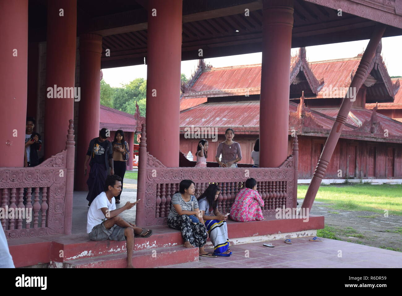 Popolo birmano all'interno di Mandalay Royal Palace complesso, l'ultimo palazzo reale dell'ultima monarchia birmano a Mandalay, Myanmar Foto Stock