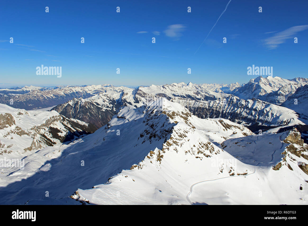 Vista dal Schilthorn ristorante di montagna sulle alpi svizzere vicino Murren. 10.000 ft / 2970m. L'inverno. Posizione per film di Bond, Al servizio segreto di Sua Maestà Foto Stock