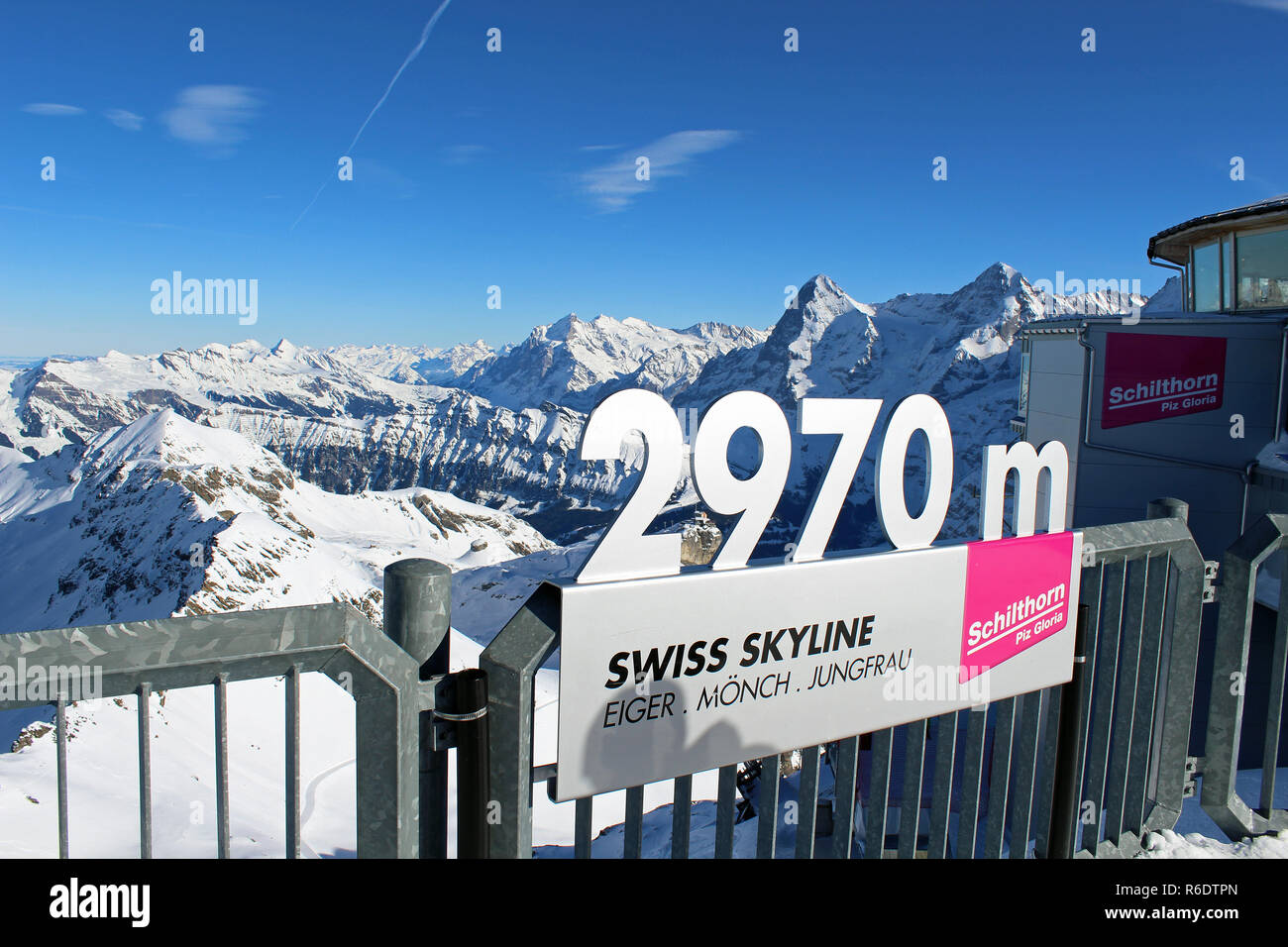 Vista dal Schilthorn ristorante di montagna sulle alpi svizzere vicino Murren. 10.000 ft / 2970m. L'inverno. Posizione per film di Bond, Al servizio segreto di Sua Maestà Foto Stock