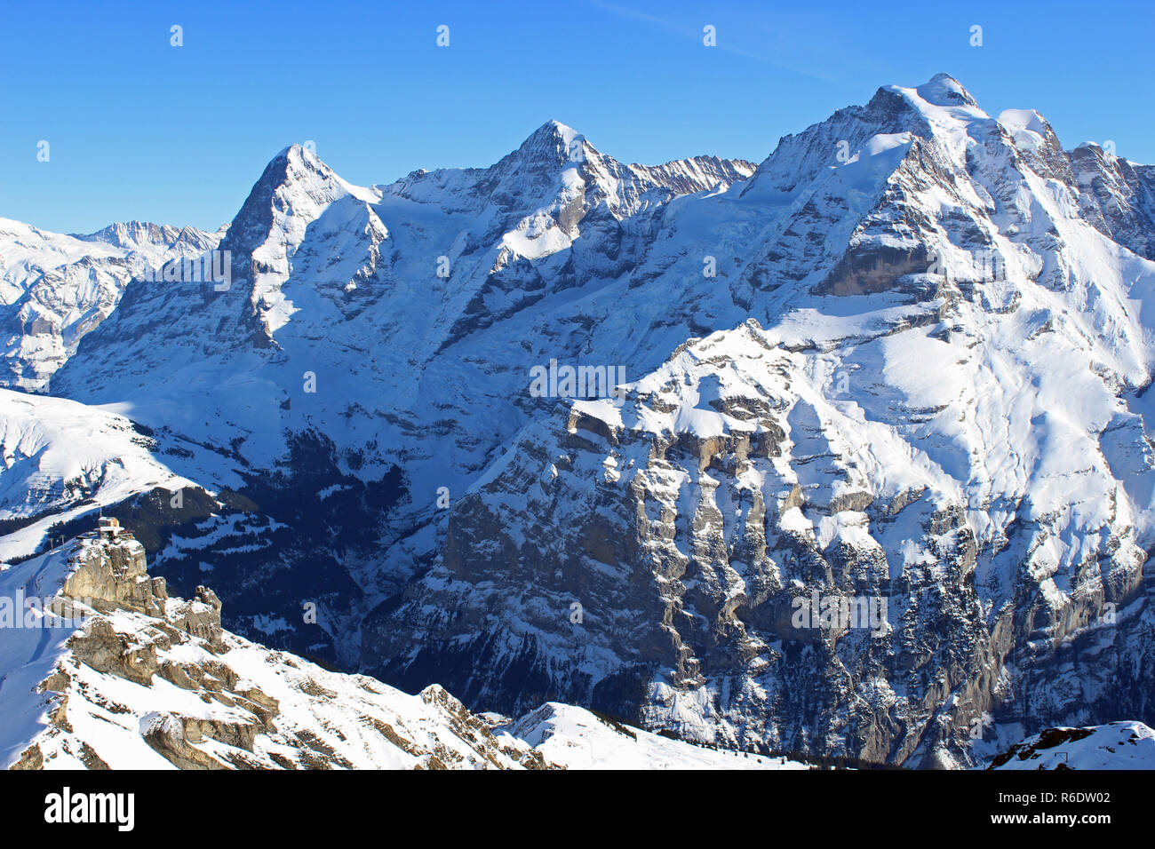 Vista dal Schilthorn ristorante di montagna sulle alpi svizzere vicino Murren. 10.000 ft / 2970m. L'inverno. Posizione per film di Bond, Al servizio segreto di Sua Maestà Foto Stock