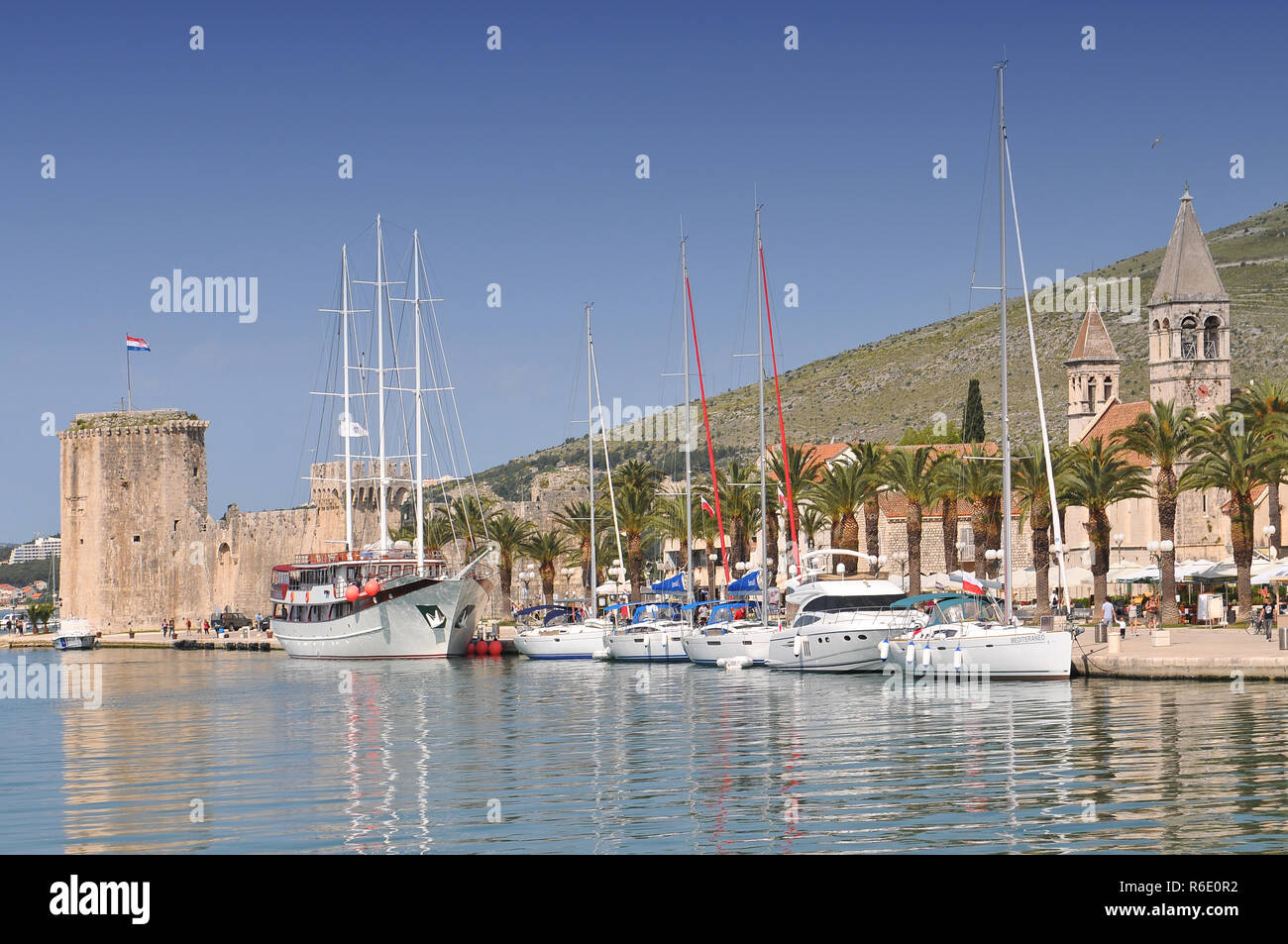 Croazia, Trogir, vista del porto di Trogir e castello Foto Stock