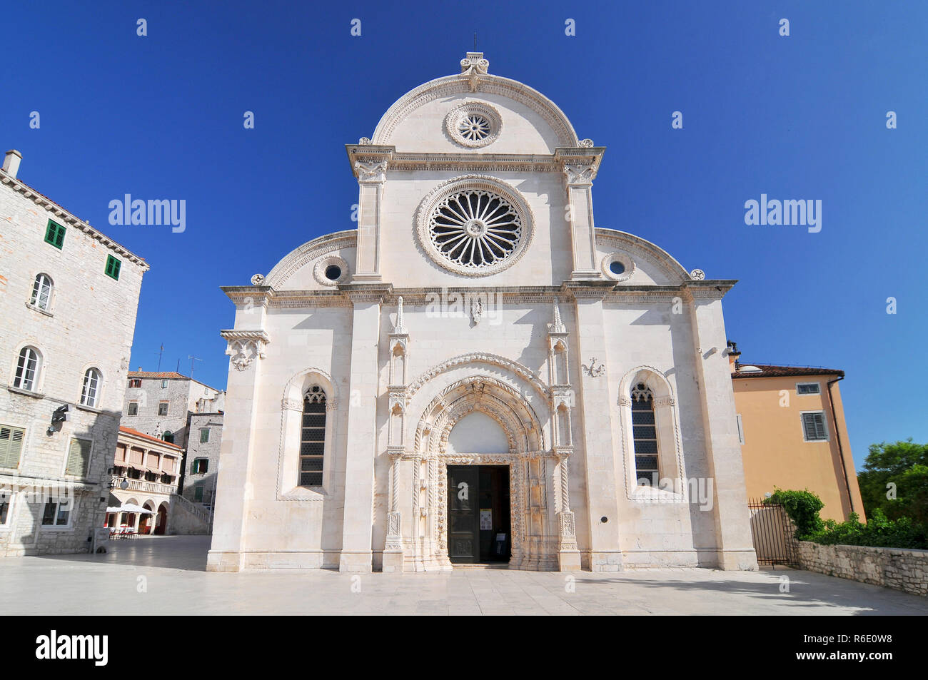 La Cattedrale di St James è un Triple-Nave basilica con tre absidi e una cupola nella città di Sibenik, Croazia Foto Stock