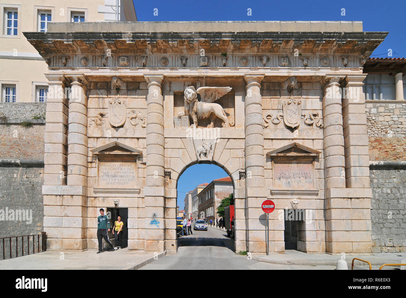 Croazia Zadar Zadar Kopnena Vrata (Seaward Gate) con il Leone di San Marco, simbolo della Repubblica di Venezia, al di sopra di esse Foto Stock
