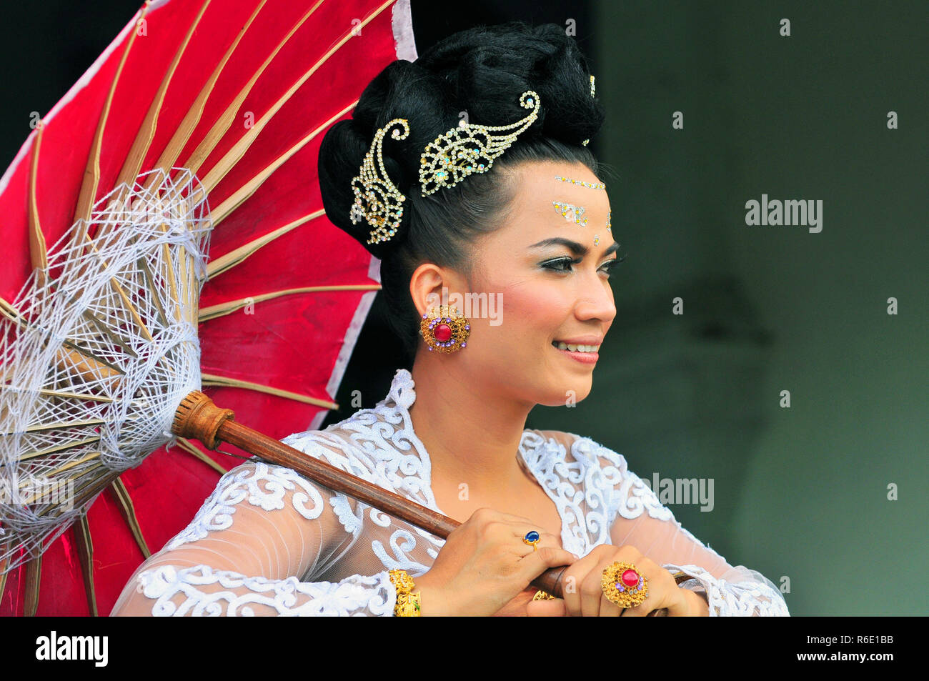 Gli artisti interpreti o esecutori emanazione della scena del matrimonio in preparazione per la cerimonia religiosa in Tirtagangga Taman Ujung acqua Palace Bali, Indonesia Foto Stock