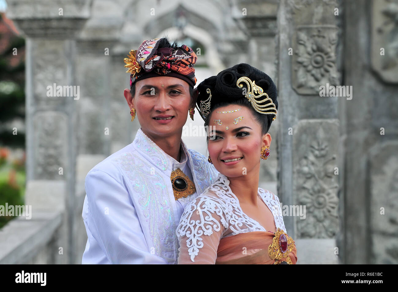 Gli artisti interpreti o esecutori emanazione della scena del matrimonio in preparazione per la cerimonia religiosa in Tirtagangga Taman Ujung acqua Palace Bali, Indonesia Foto Stock